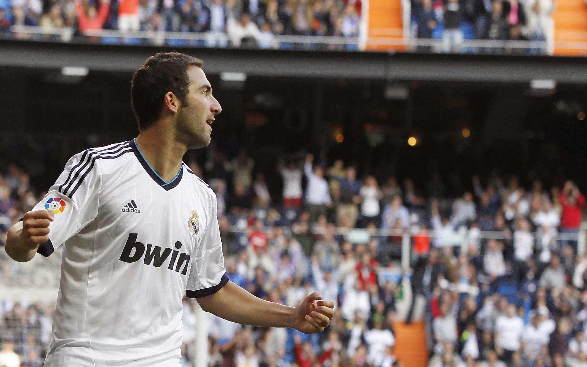 “英超积分榜形势复杂，争冠形势日益严峻”，英超积分榜超